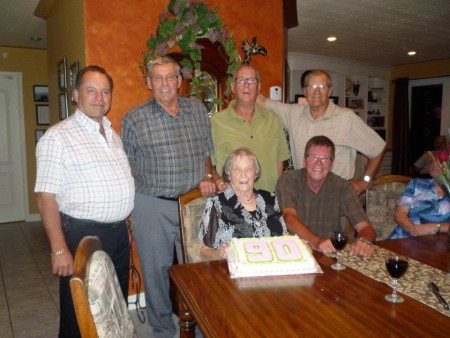 Mes 5 cousins, Eugène Duval, Jean-Claude Duval, Jean-Guy Duval, Robert Duval et Clermont Duval assie avec notre Tante Éléonard Lizotte